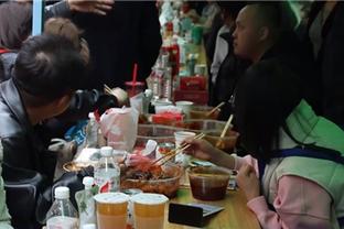 泰国球迷朝中国球迷看台扔水杯，陈永：泰国“玩”起了泼水节？